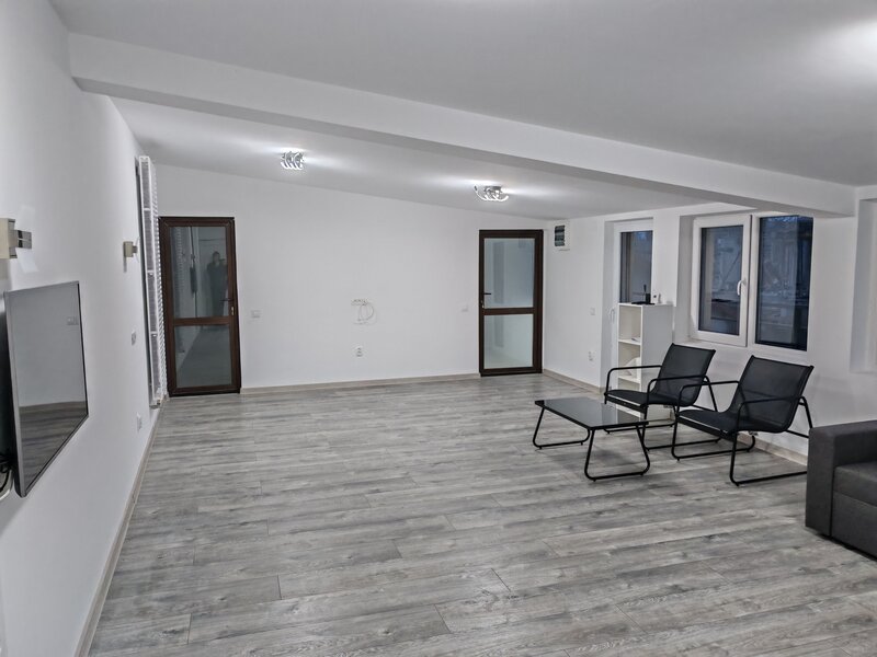 Lacul Morii Sector 6, Garsoniera la curte, Propietar